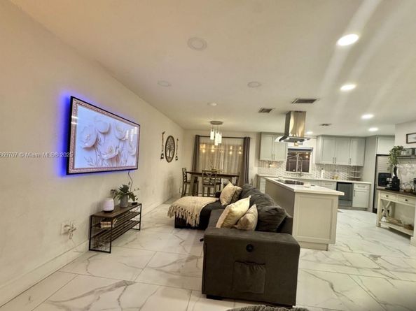 5685 NW 194th Ln, Miami Gardens FL 33055