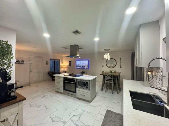 5685 NW 194th Ln, Miami Gardens FL 33055
