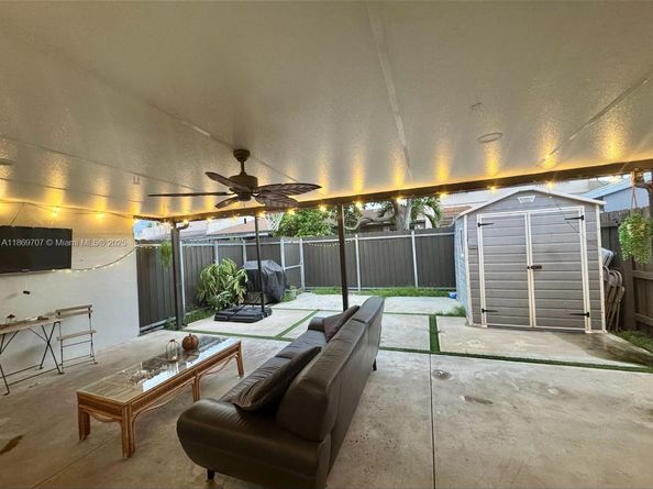 5685 NW 194th Ln, Miami Gardens FL 33055