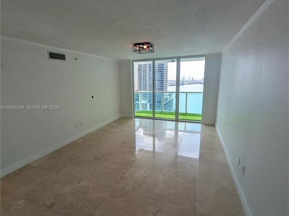 31 SE 5 3002, Miami FL 33131