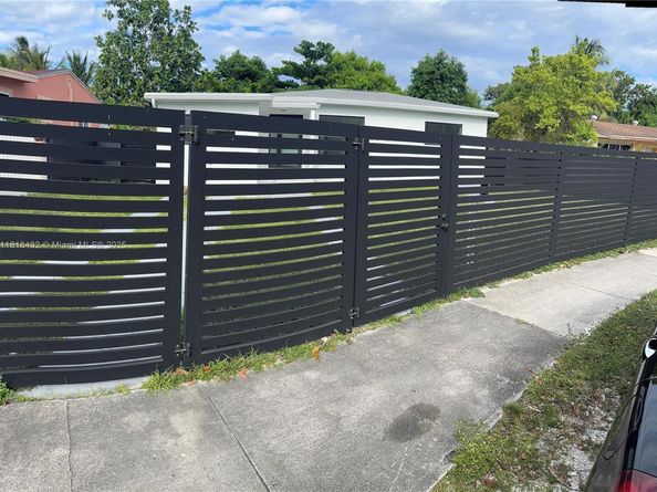 15725 NE 11th Ct, North Miami Beach FL 33162