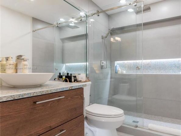 120 Golden Isles Dr 33B, Hallandale Beach FL 33009