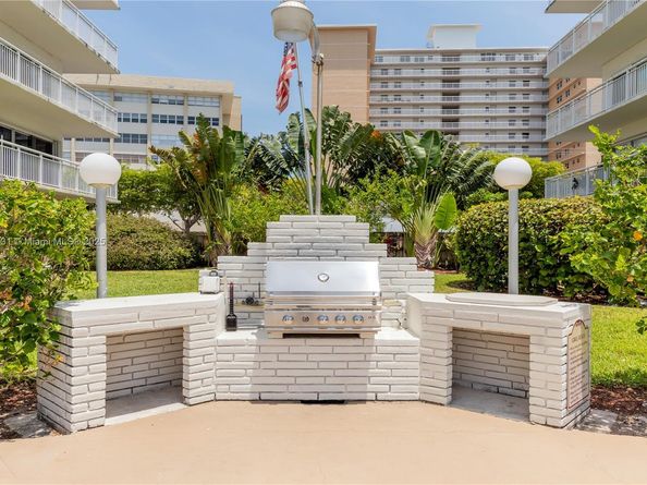 120 Golden Isles Dr 33B, Hallandale Beach FL 33009