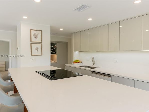 120 Golden Isles Dr 33B, Hallandale Beach FL 33009