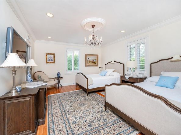 4539 Pine Tree Dr, Miami Beach FL 33140