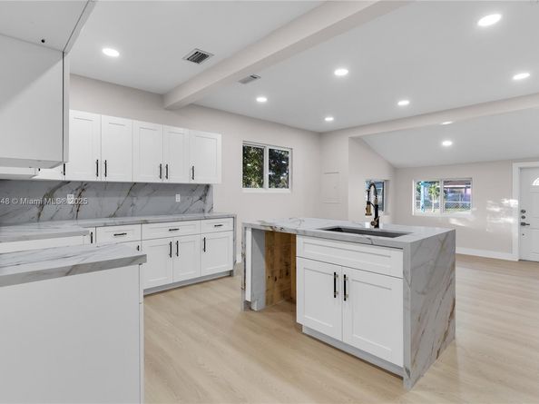 559 NW 2nd St, Florida City FL 33034