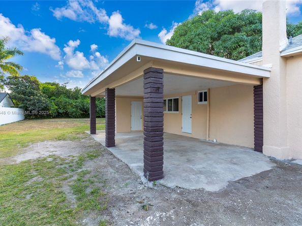 559 NW 2nd St, Florida City FL 33034