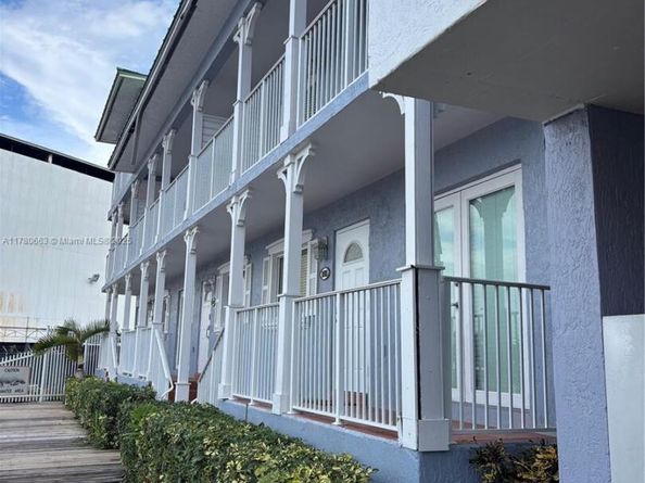 2415 NW 16th St Rd 103, Miami FL 33125