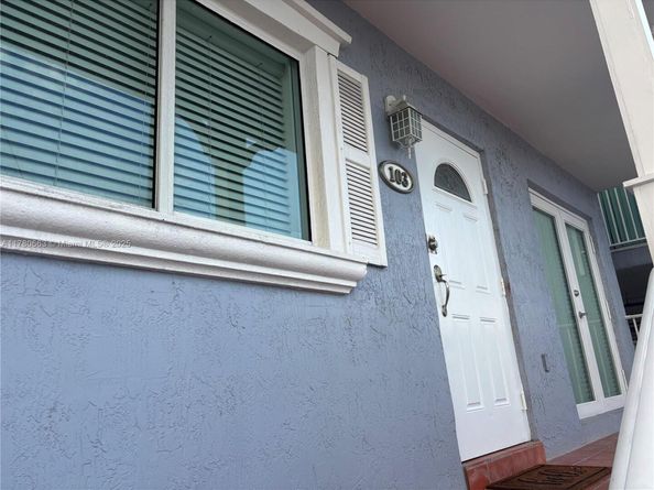 2415 NW 16th St Rd 103, Miami FL 33125