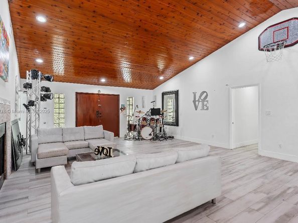 14401 SW 23rd St, Davie FL 33325