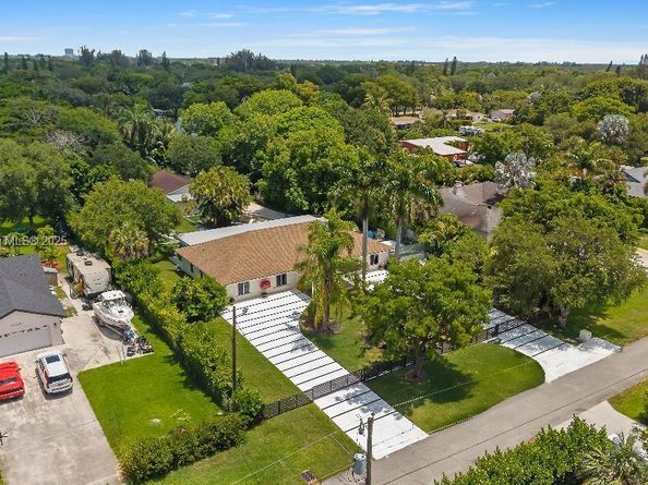 14401 SW 23rd St, Davie FL 33325