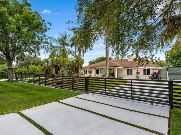 14401 SW 23rd St, Davie FL 33325
