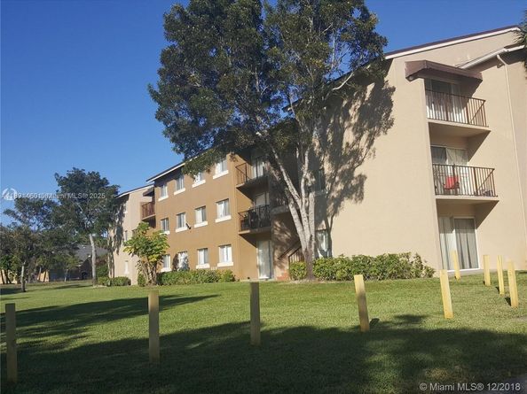 1141 Lake Victoria Dr E, West Palm Beach FL 33411