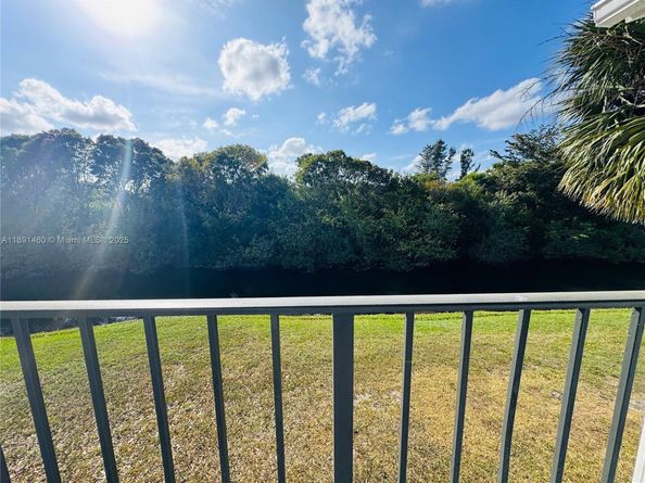 1141 Lake Victoria Dr E, West Palm Beach FL 33411