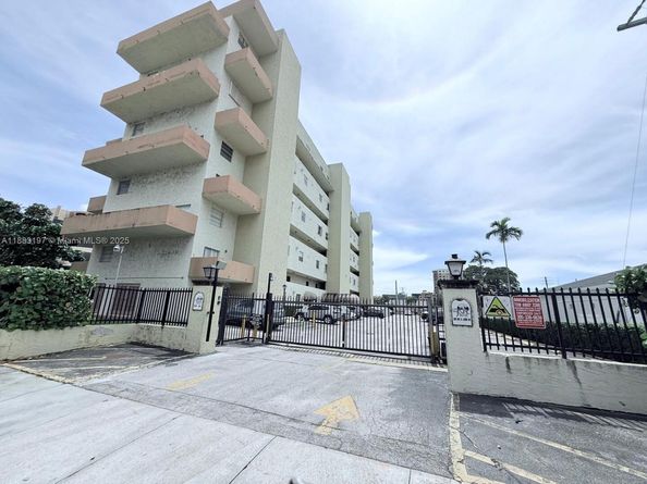 300 NW 42nd Ave 109, Miami FL 33126