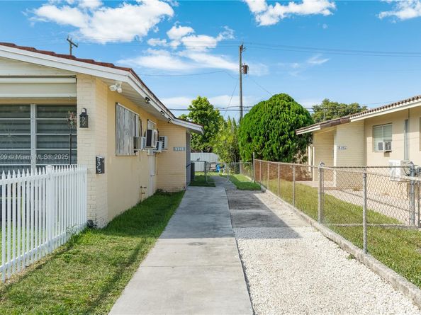 9311 SW 37th St, Miami FL 33165