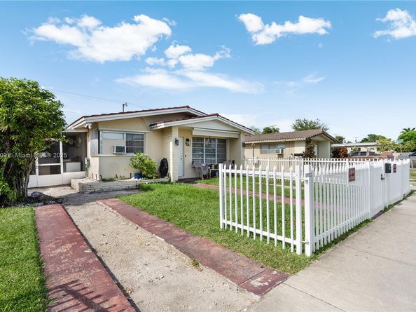 9311 SW 37th St, Miami FL 33165
