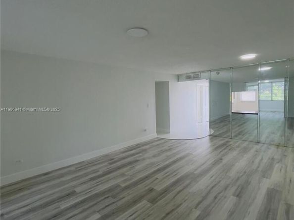 443 NE 195th St 338, Miami FL 33179