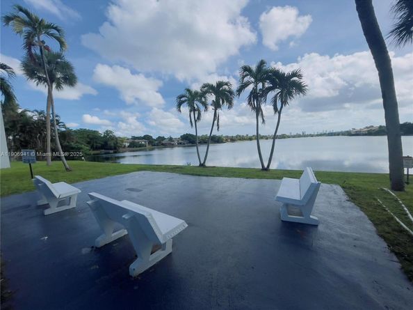 443 NE 195th St 338, Miami FL 33179