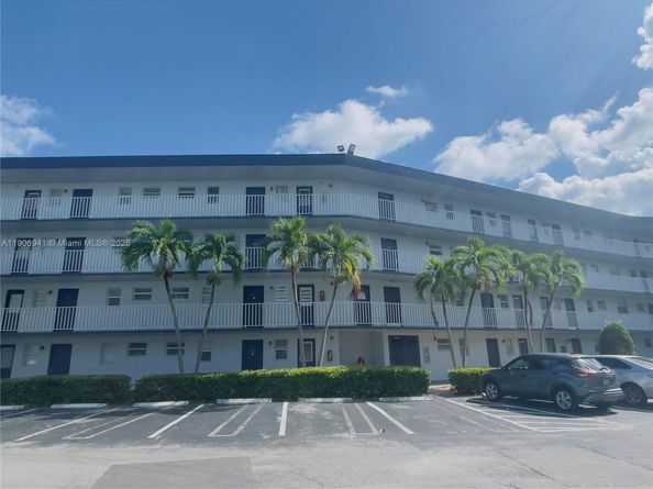 443 NE 195th St 338, Miami FL 33179