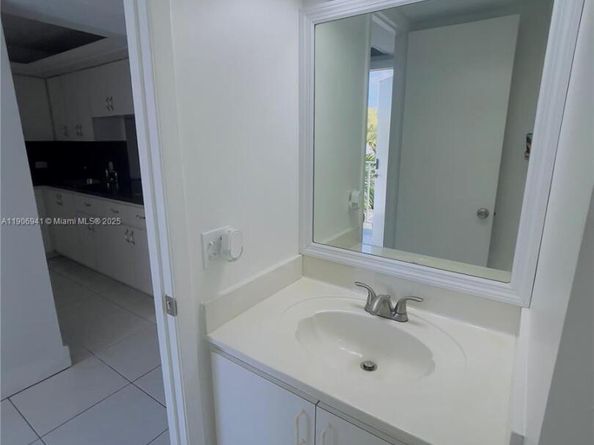 443 NE 195th St 338, Miami FL 33179