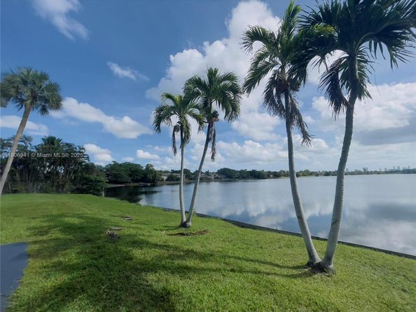 443 NE 195th St 338, Miami FL 33179