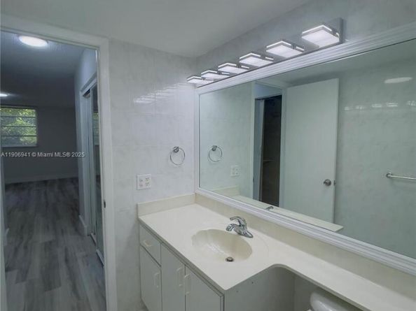 443 NE 195th St 338, Miami FL 33179