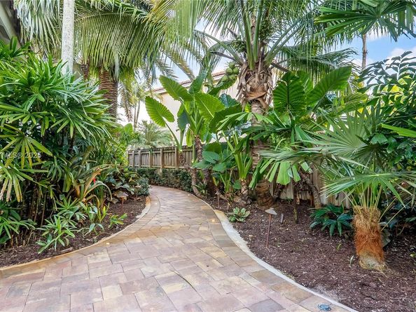 2310 NW 189th Ave, Pembroke Pines FL 33029