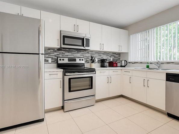 950 NE 199th St 2H, Miami FL 33179