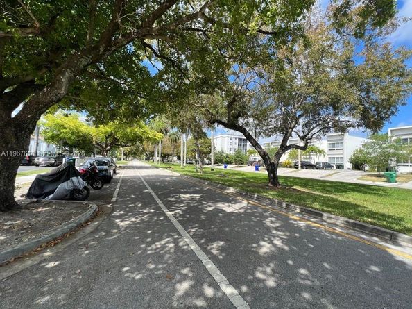 2430 NE 135th St 105, North Miami FL 33181