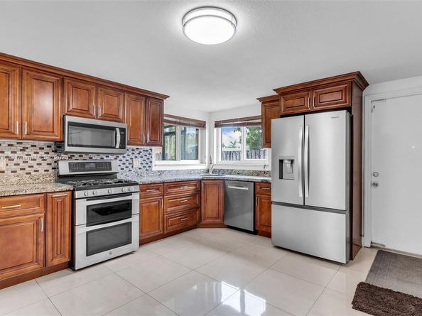 8310 NW 26th St, Sunrise FL 33322