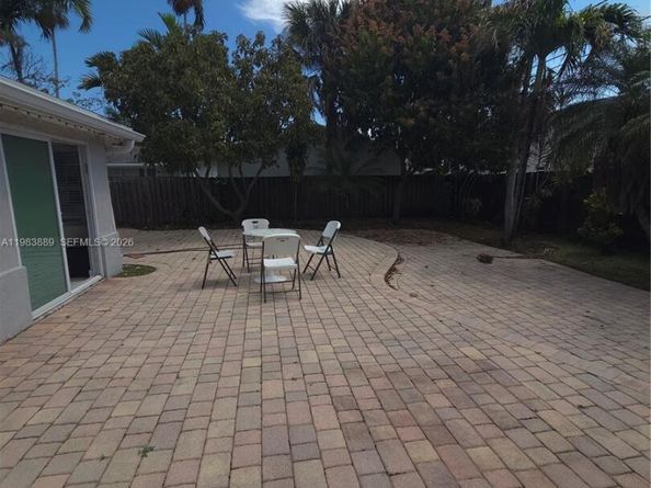 804 NE 2nd St, Hallandale Beach FL 33009