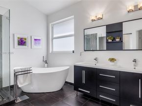 637 Lake Blvd, Weston FL 33326