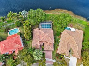 637 Lake Blvd, Weston FL 33326