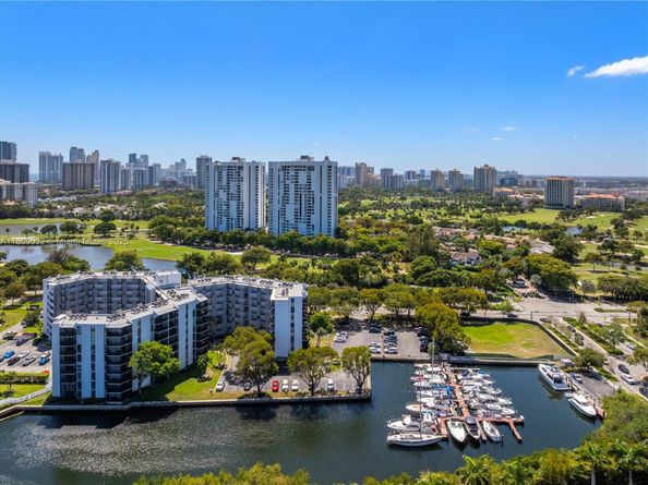 3401 N Country Club Dr 105, Aventura FL 33180
