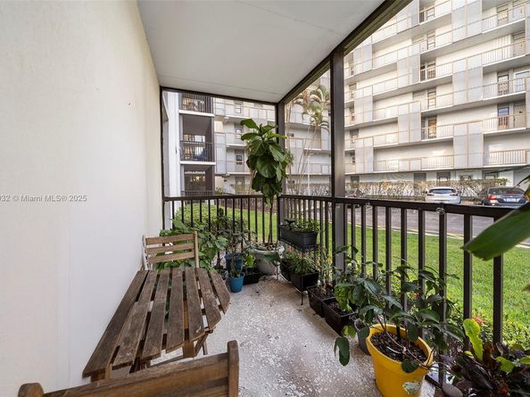 3401 N Country Club Dr 105, Aventura FL 33180