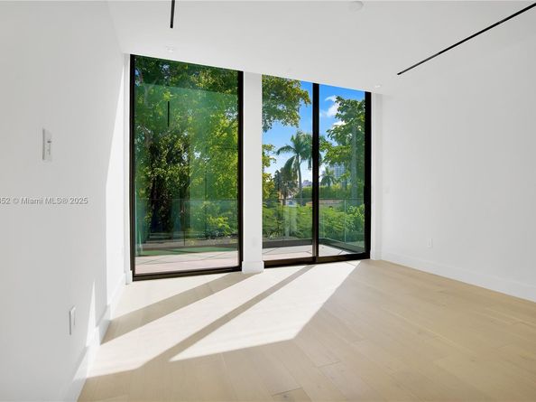 5630 Pine Tree Dr, Miami Beach FL 33140