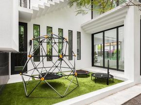 5630 Pine Tree Dr, Miami Beach FL 33140