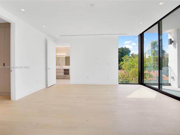 5630 Pine Tree Dr, Miami Beach FL 33140