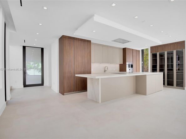 5630 Pine Tree Dr, Miami Beach FL 33140