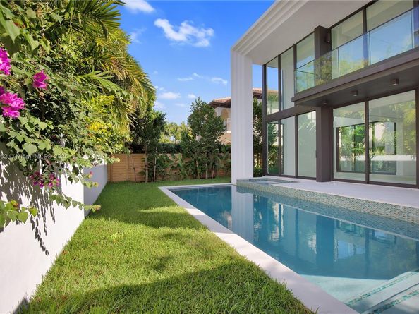 5630 Pine Tree Dr, Miami Beach FL 33140