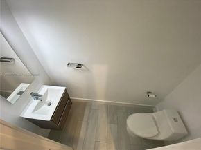 909 NW 45th Ter, Plantation FL 33317