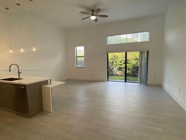 909 NW 45th Ter, Plantation FL 33317