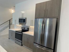 909 NW 45th Ter, Plantation FL 33317
