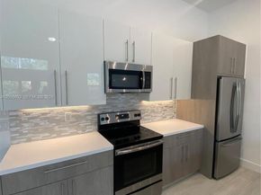 909 NW 45th Ter, Plantation FL 33317