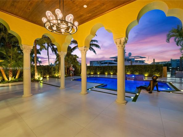 1530 Island Blvd, Aventura FL 33160