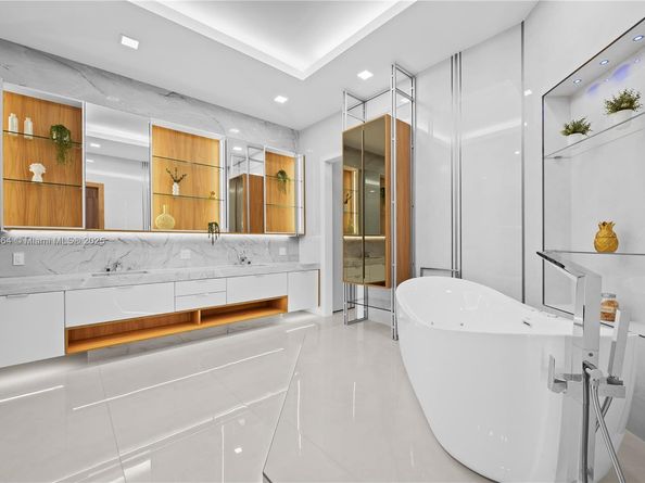 1530 Island Blvd, Aventura FL 33160
