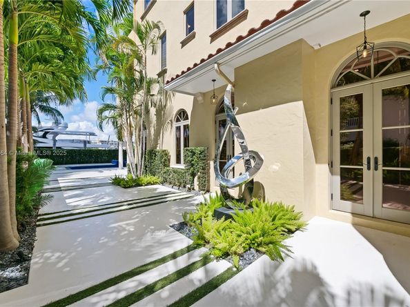 1530 Island Blvd, Aventura FL 33160