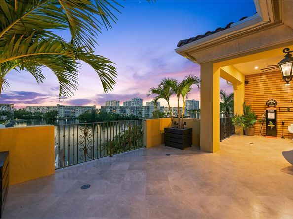 1530 Island Blvd, Aventura FL 33160