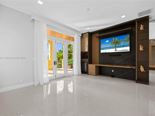 1530 Island Blvd, Aventura FL 33160